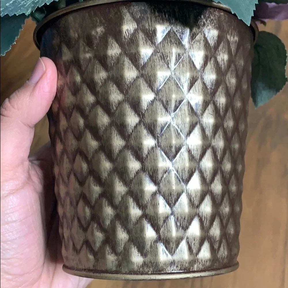 Faux purple floral decor‎